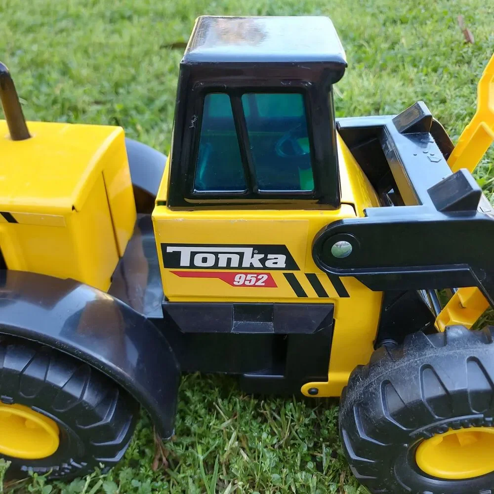 Hasbro Tonka Classic Wheel Loader 952 Front End Loader Steel Plastic Toy Truck